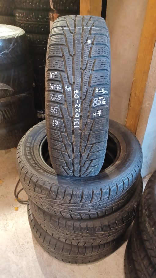 K 225/65R17 Nokian kitka 7-8mm / 5V45
