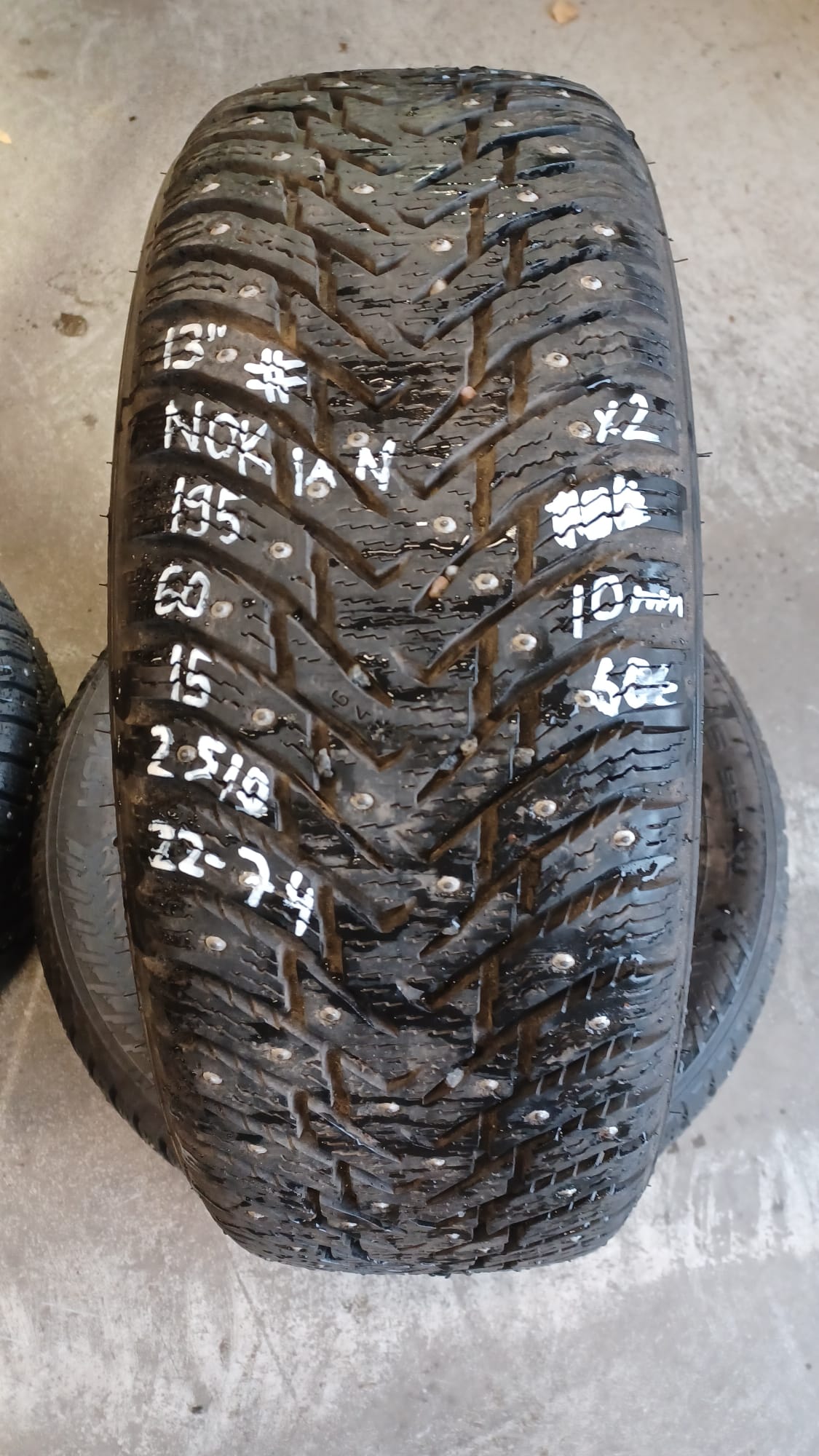 195/60R15 Nokian nasta 7mm # / 2V30 seinä