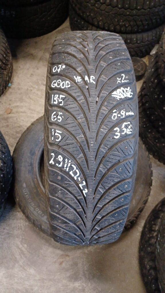 195/65R15 Goodyear nasta 8-9mm / 4P23