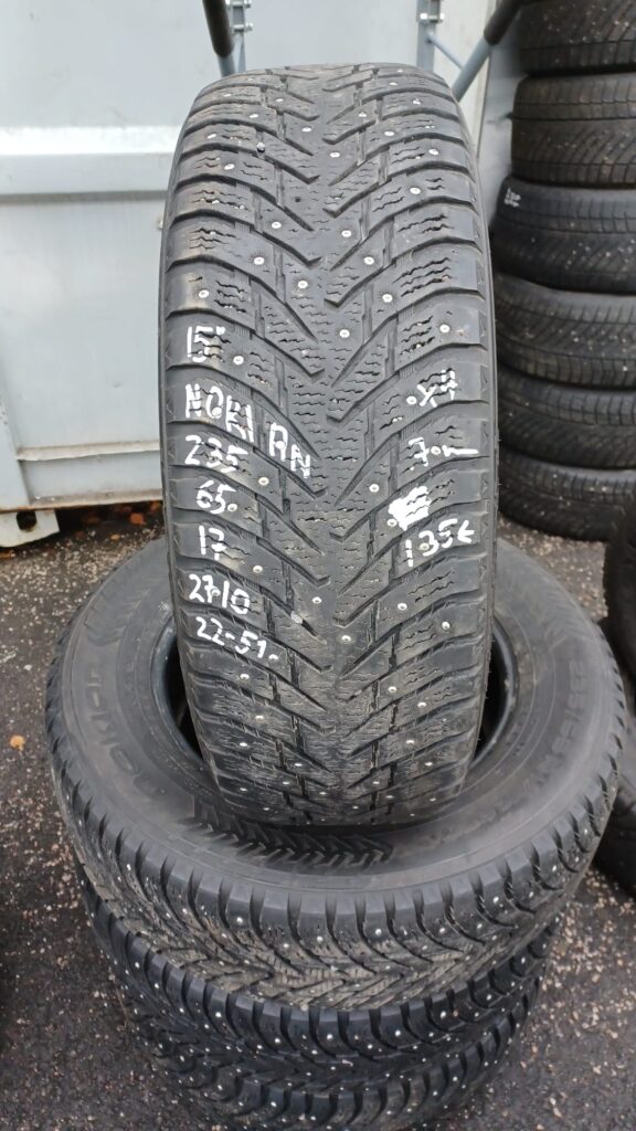 235/65R17 Nokian nasta 7mm / K7